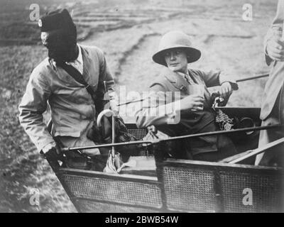 Il generale Bruce in una spedizione record di tiro con la tigre . La signora Hunter moglie del colonnello D L Hunter medico addetto alla legazione britannica (Nepal) 22 luglio 1924 Foto Stock