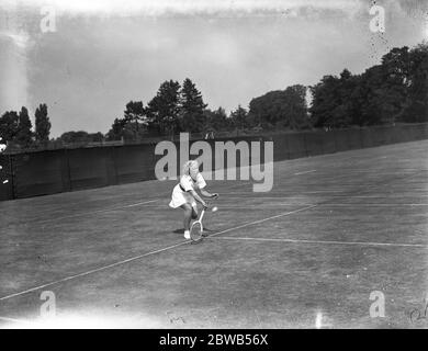 Al Brockenhurst Junior Tennis Tournament , la signora Primrose Sutton in gioco . 9 agosto 1937 Foto Stock