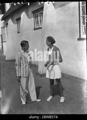 Al Torneo Junior di Brockenhurst , il Maestro Derek Hardwick ( fratello di Mary Hardwick ) e la Sig.na Katherine Tuckey ( sorella di Raymond , giocatore della Coppa Davis ) . 1937 Foto Stock