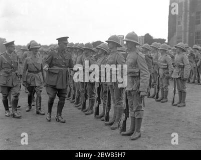 Ispezione del 10° Reggimento londinese di Hatfield House , Hertfordshire , da parte del generale del Brigadier C De Winton e del generale maggiore Inglefield . 1914 - 1918 Foto Stock