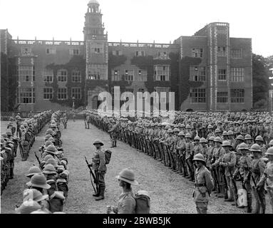 Ispezione del 10° Reggimento londinese di Hatfield House , Hertfordshire , da parte del generale del Brigadier C De Winton e del generale maggiore Inglefield . 1914 - 1918 Foto Stock