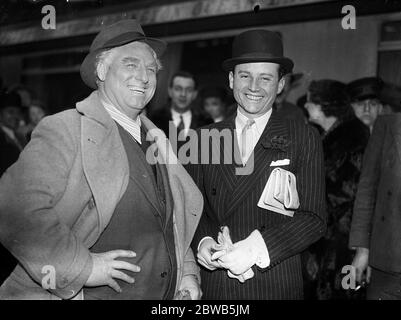 Alla stazione di Paddington , in arrivo per la stagione lirica di Covent Garden, Giovanni Martinelli (a sinistra) , uno dei cantanti lirici più pagati del mondo , salutato da Frank Lawton (a destra) il 12 aprile 1937 Foto Stock