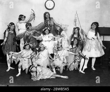 ' Biancaneve e i sette Nani' eseguiti da bambini della Scuola di Musica Guildhall, in aiuto di San Michele, Shoreditch e Bethnal Green Nursery 27 giugno 1919 Foto Stock