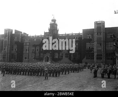 Ispezione del 10° Reggimento londinese di Hatfield House , Hertfordshire , da parte del generale del Brigadier C De Winton e del generale maggiore Inglefield . Il reggimento redatto fuori casa . 1914 - 1918 Foto Stock