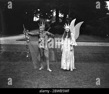 ' UN sogno di notte di mezza estate' allo Stansted Park, West Sussex. Visconte Duncannon e Miss Katherine WYLD come Re e Regina delle fate 1927 Foto Stock