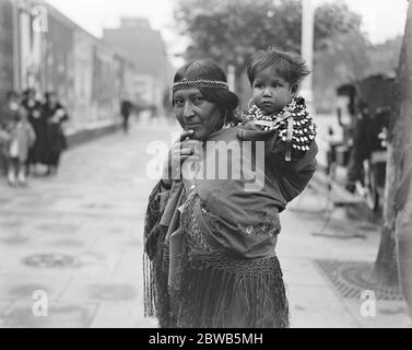 Gli Indiani nordamericani arrivano in Inghilterra . Una bellezza indiana e un bambino . 27 agosto 1923 Foto Stock