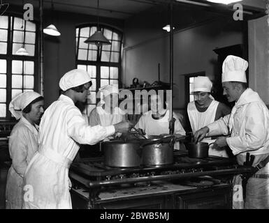 Chefs Lady nel making presso l'LCC Technical Institute di Vincent Square, Londra . 22 ottobre 1925 Foto Stock