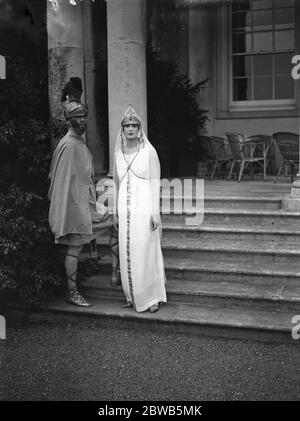 ' UN sogno di notte di mezza estate' allo Stansted Park, Emsworth, West Sussex. Da sinistra a destra ; il conte di Bessborough (Teseo, Duca di Atene) e la signora Neville Flower (Hippolita) 1927 Foto Stock