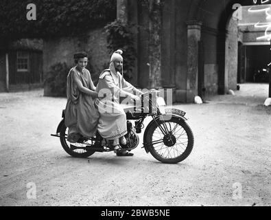 ' UN sogno di notte di mezza estate' allo Stansted Park, Emsworth, West Sussex. Nella foto sono raffigurate la signorina Dorothy Freshwater ( Hermia ) e l'onorevole Geoffrey Browne ( Filostrate ) 1927 Foto Stock