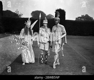 ' UN sogno di notte di mezza estate' allo Stansted Park, West Sussex. Nella foto da sinistra a destra ; la sig.ra Katherine WYLD (Titania), la sig.ra Neville Flower (Hippolita) e il conte di Bessborough (Theseus, Duca di Atene) 1927 Foto Stock