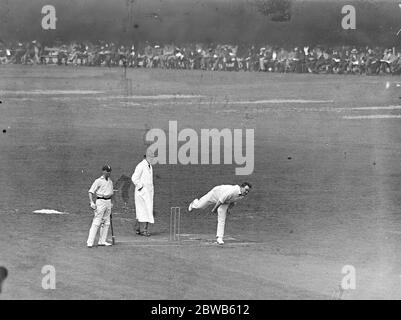 Surrey contro Lancashire al campo di cricket Oval . R Tyldesley (Lancs) bowling . 26 luglio 1922 Foto Stock