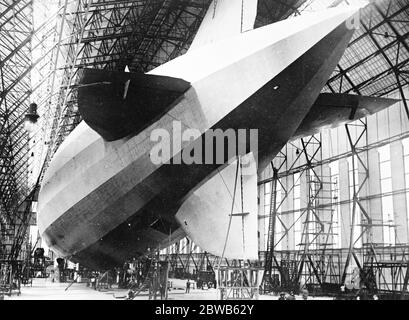 Prime foto dello zeppelin che tenterà di attraversare l'Atlantico . La vista posteriore del ZR3 , senza cabina . Il gigante zeppelin costruito per l'America a Friedrichshafen . 26 agosto 1924 Foto Stock