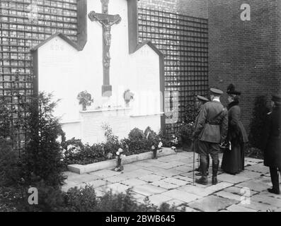 Visita reale al santuario della guerra nella chiesa di St Jude , Hampstead Garden City . 1917 Foto Stock