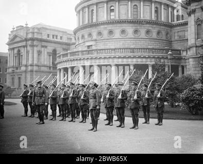 Primo discorso del Governatore Generale d'Irlanda ad entrambe le case a Dublino . La prima Guardia Nazionale d'onore dell'Esercito alla Camera del Senato . 13 dicembre 1922 Foto Stock