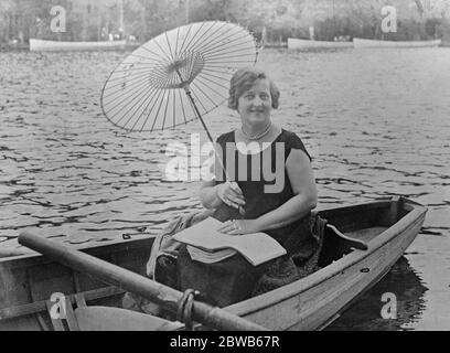 Prima donna americana che farà il suo debutto al Teatro dell'Opera di Parigi . Mme Luella Meluis , che è appena arrivata a Parigi dai suoi ultimi trionfi all'Opera di Berlino , Vienna , Budapest , Monte Carlo , ecc. Mme Luella Meluis è visto provare sul bellissimo lago al Bois de Boulogne a Parigi . 30 maggio 1924 Foto Stock