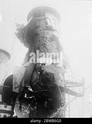 HMS Vindictive era un incrociatore britannico protetto. Il 23 aprile 1918 era in feroce azione a Zeebrugge quando si trovava a fianco della Mole, e le sue opere superiori furono gravemente danneggiate . L'imbuto anteriore 1918 Foto Stock