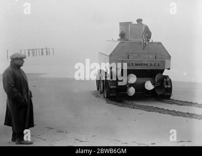 Prove segrete del carro armato anfibio New American . I funzionari navali americani hanno effettuato una prova ' segreta' di un nuovo carro armato anfibio in una zona remota di Brighton Beach, New York. 7 gennaio 1924 Foto Stock