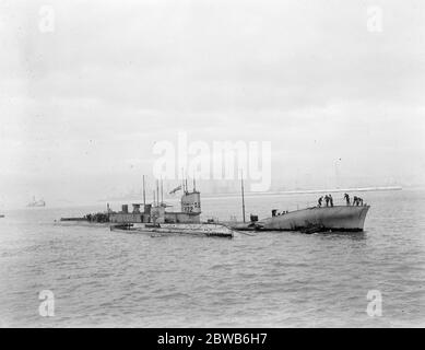 K22 , un sottomarino a vapore - propulsione della prima guerra mondiale Classe K della Royal Navy con mare - imbuti estesi, accanto a SM UB-28 un sottomarino tedesco di tipo UB II o U-boat della German Imperial Navy . Foto Stock
