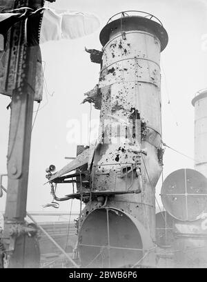 HMS Vindictive era un incrociatore britannico protetto. Il 23 aprile 1918 era in feroce azione a Zeebrugge quando si trovava a fianco della Mole e le sue pergerie erano gravemente danneggiate . L'imbuto Fore 1918 Foto Stock