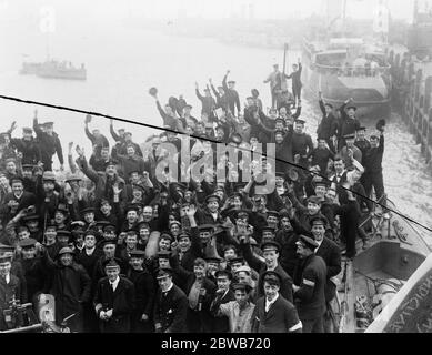 Il grande raid navale su Zeebrugge . Alcuni membri DELL' equipaggio della HMS Vindictive , un incrociatore britannico protetto, che l'11 aprile 23 si trovavano in una feroce azione a Zeebrugge . In primo piano si può vedere Capitano Carpenter (braccio in un'imbragatura ) e accanto a lui Comandante Osborne . 1918 Foto Stock