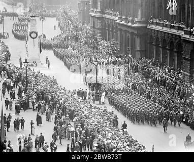 la grande vittoria di oggi marzo . Truppe americane che passano il Cenotaph , il memoriale di guerra situato a Whitehall , Londra . 19 luglio 1919 Foto Stock