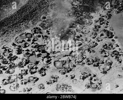 Le operazioni militari britanniche in Somaliland . Interessanti nuove fotografie . Fuoco a Medishi - bombardamento RAF da 500 piedi . 7 aprile 1920 Foto Stock