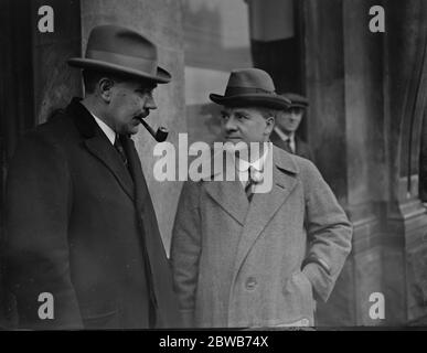 Grande sforzo per la pace ferroviaria . Fred Bramley, Segretario del Consiglio sindacato dei mestieri (destra), con il signor C T Cramp, del NUR, fotografato al di fuori della Railway Companies Association in Parliament Street. 19 gennaio 1924 Foto Stock