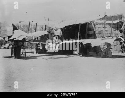 Le operazioni militari britanniche in Somaliland . Interessanti nuove fotografie . Aereo RAF in fase di revisione superiore a Eil dur Elan . 7 aprile 1920 Foto Stock