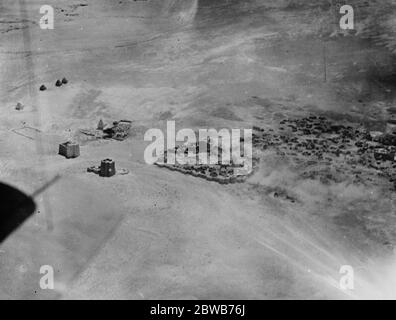 Le operazioni militari britanniche in Somaliland . Interessanti nuove fotografie . Bombe scoppiate sulle fortezze Dervish a Taleh , caduto da 1000 piedi . 7 aprile 1920 Foto Stock