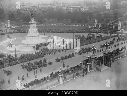 la vittoria delle truppe londinesi marzo . I reggimenti di artiglieria passano davanti al Victoria Memorial di fronte a Buckingham Palace . 5 luglio 1919 Foto Stock