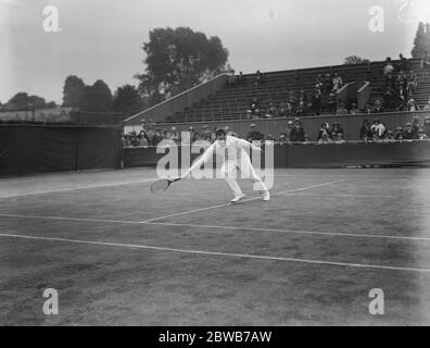 Campionati di tennis su prato a Wimbledon . Il signor J Hennessey gioca nei singoli Mens . 24 giugno 1925 Foto Stock