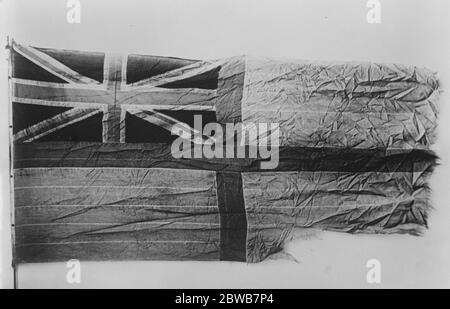 L'insegna bianca volata dalla sig.ra Chester alla ' Battaglia di Jutland' , il 31 maggio 1916 , che è stata appena depositata dal curatore del Museo Imperiale della Guerra nella Cattedrale di Chester . 26 maggio 1924 Foto Stock