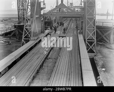 Una panoramica del traghetto ferroviario di Richborough sulla costa orientale del Kent che mostra la rampa tra barca e terra . Foto Stock