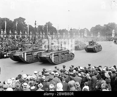 La grande vittoria marzo a Londra . Carri armati britannici in parata . 19 luglio 1919 Foto Stock