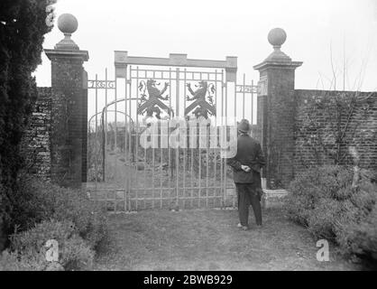 Il romanticismo dei cancelli di Boulogne profondamente deludente come la scoperta che i celebri cancelli di Bologne , portarono in Inghilterra nel regno di re Enrico VIII , E allestito a Hardres Court , vicino a Canterbury , è stato permesso di uscire dall'esistenza , è piacevole apprendere che la fama delle porte e il loro sito reale a Hardres Court , è commemorata dalle porte inscritte viste nella foto 23 febbraio 1926 Foto Stock