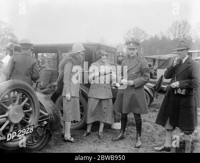 Garth caccia punto di punto a gare punto a Newlands , Arborfield . La sig.ra Leila Courage offre rinfreschi al Signore Grenfell . 1 aprile 1925 Foto Stock