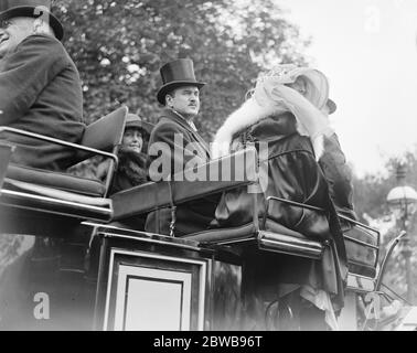 Il club di coaching si incontra ad Hyde Park , Londra . Gli onori George Saville e Maria Saville sulla loro carrozza . 9 giugno 1923 Foto Stock