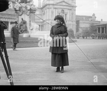 Primo discorso del Governatore Generale d'Irlanda ad entrambe le case a Dublino . Arrivo della Contessa Desart di Dowager. 13 dicembre 1922 Foto Stock