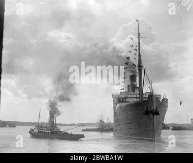 La ' RMS Berengaria' salpa con il Principe di Galles a bordo. Il liner con bandiera che lascia Southampton il sabato con il principe a bordo. 23 agosto 1924 Foto Stock