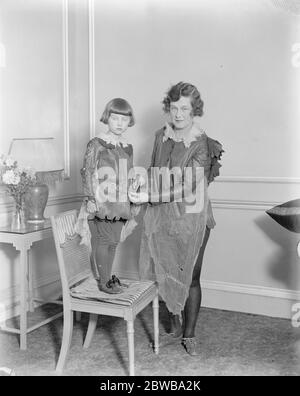 Il vecchio e il nuovo Peter Pan . Una festa di Peter Pan si è tenuta presso il Claridge's Hotel in aiuto delle case del dottor Barnardo . La signora Pauline Chase con la sua figlia Ann , che era la Peter Pan del partito . 3 gennaio 1924 Foto Stock