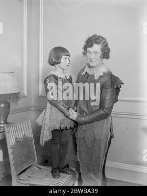 Il vecchio e il nuovo Peter Pan . Una festa di Peter Pan si è tenuta presso il Claridge's Hotel in aiuto delle case del dottor Barnardo . La signora Pauline Chase con la sua figlia Ann , che era la Peter Pan del partito . 3 gennaio 1924 Foto Stock