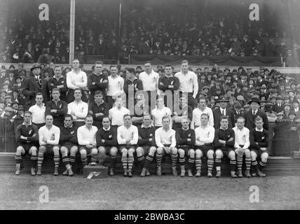 Il Re vede la squadra di Combined Services sconfitta dagli All Blacks a Twickenham . Le due squadre fotografarono insieme prima della partita . 13 dicembre 1924 Foto Stock