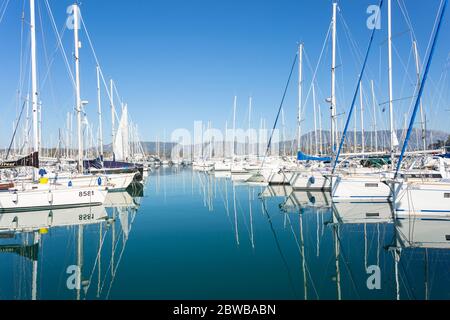 Barche ormeggiate in acque calme a Gouvia Marina, Corfù, Grecia Foto Stock