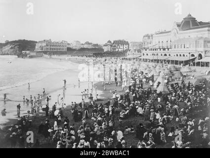 Biarritz , sulla baia di Biscaglia in Francia Foto di epoca edoardiana o vittoriana 31 marzo 1926 Foto Stock