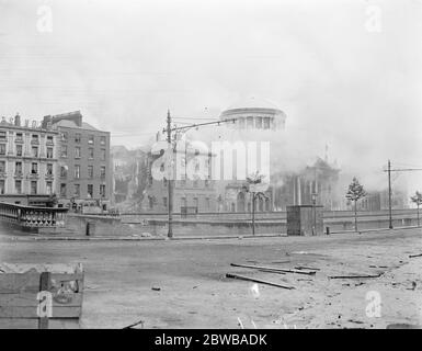 La Grande Battaglia di Dublino la cattura dei quattro tribunali di Dublino . I quattro tribunali si schiantano da fine a fine dopo l'esplosione . 1 luglio 1922 Foto Stock