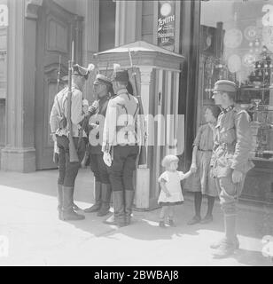 Preparazione al matrimonio reale a Belgrado . Il Re Alessandro di Serbia e la Principessa Maria di Romania si sposano giovedì a Belgrado nella cattedrale. Cambio della guardia fuori dal Palazzo reale di Belgrado . 7 giugno 1922 Foto Stock