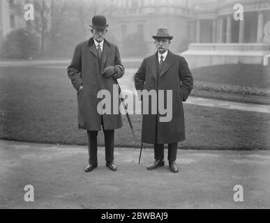 Prima riunione del Senato Irlandese di Stato libero a Dublino . Da sinistra a destra: Rt Hon H G Burgess e MR James Moran in arrivo. 12 dicembre 1922 Foto Stock