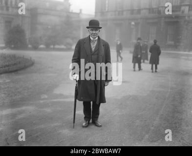 Prima riunione del Senato Irlandese di Stato libero a Dublino . Arrivo del signor Michael o' Dea. 12 dicembre 1922 Foto Stock