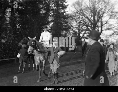 Al Lingfield Park racecourse, Surrey, D Willnet, in Guerrillero, dopo aver vinto la ' Stayers Hurdle Race'. È un laureato Cambridge e figlio del proprietario addestratore. Sig. W W Willett 16 gennaio 1932 Foto Stock