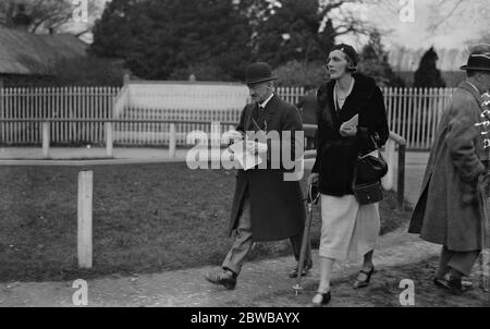 Riunione di gara di United Hunt all'ippodromo di Lingfield Park , Surrey . Arriva Lady Irene Cubitt . 2 maggio 1932 Foto Stock